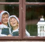 Jungs am Fenster