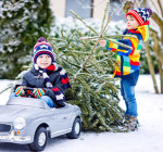 Kinder mit Auto im Schnee