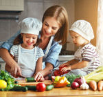 Familie bereitet Essen zu.