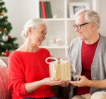 Älteres Pärchen an Weihnachten